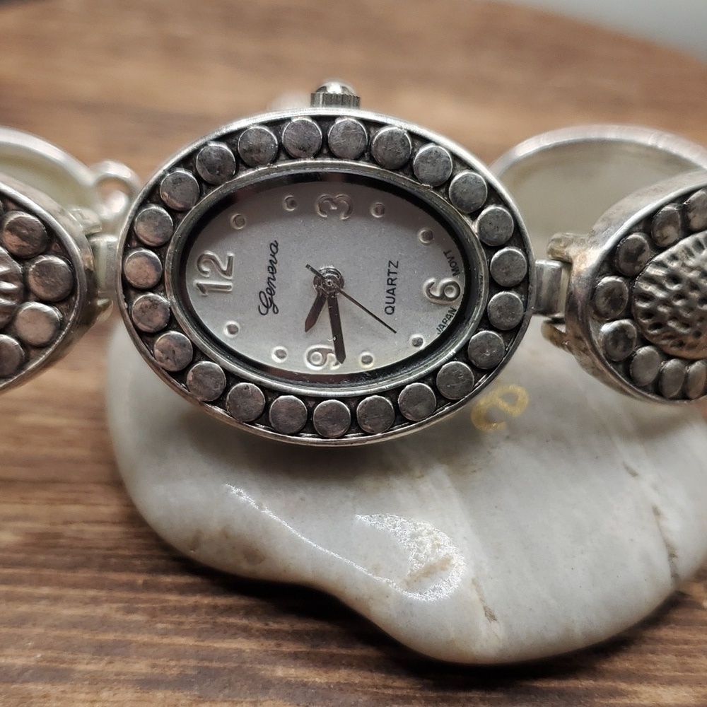 B2619 needs batteries Geneva elite silver tone victorian watch - Picture 2 of 4